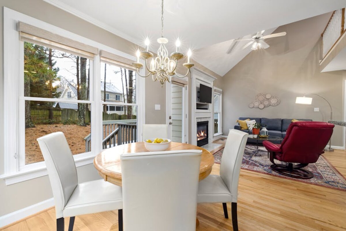 Salle à manger familiale lumineuse aménagée par Ecasus avec cheminée et mobilier sur mesure