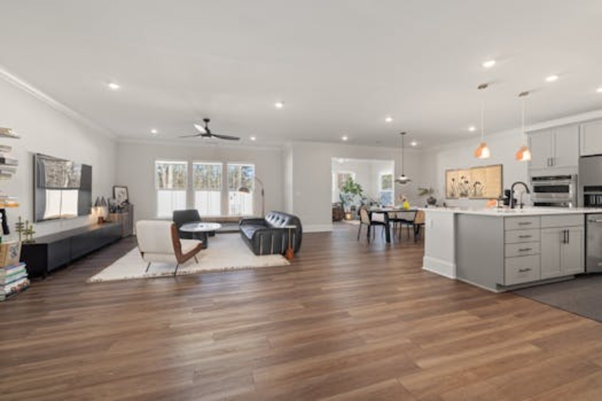 Séjour open space lumineux réaménagé par Ecasus pour une grande famille